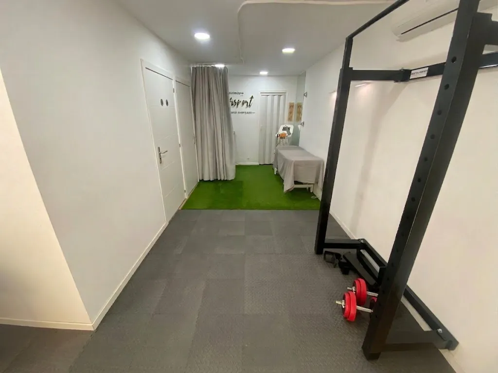 Sala de readaptació polivalent. Zona d’exercici terapèutic: pautes d’exercicis per a casa o gimnàs